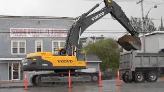 Volvo EC460C Loading Truck