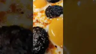 Яйца с кровяной колбасой