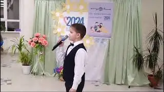 Поет Рамиль Кавиев