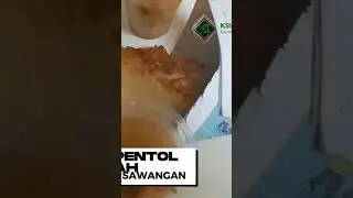 pentol kuah dan martabak mini bang acco laris manis diserbu. anak sekolahan!