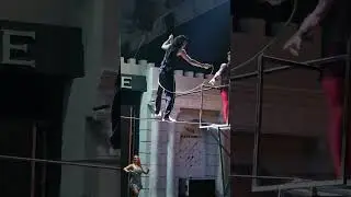 Жесть! Прыгает на скакалке прямо на канате! 