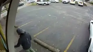 Парень очень вовремя вошел в здание #неожиданность