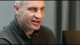Мер Києва Віталій Кличко показав, як виглядають металеві гранули у бомбах
