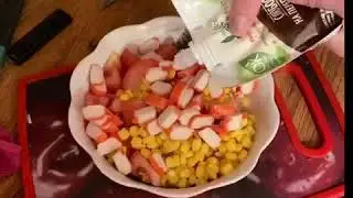 Лёгкий и быстрый салат с крабовыми палочками!
