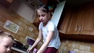 Пока мама ушла в магазин полина и Лёша с ели все сладости