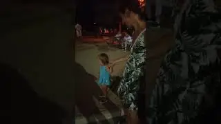 Евпатория. Уличные музыканты. Живая музыка. Николь танцует.