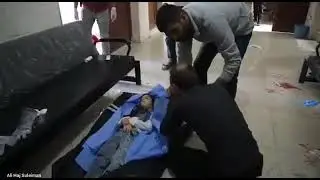 Отец плачет и прощается со своим ребёнком после бомбёжки режима Асада.