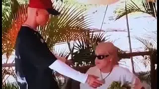 Даня Милохин приехал в Африку к Юле Гаврилиной, и подарил цветы