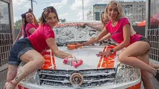 В Днепре женщины в мокрых майках мыли автомобили