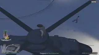 Homem velho sobe na hélice do helicóptero pra ver se gira que nem beyblade e morre