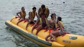 В море на банане.
