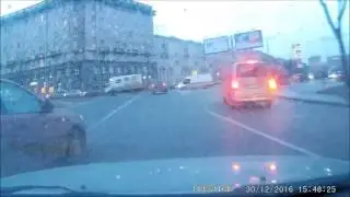 Безумные люди на круговом движении...