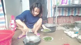មើលស្រីស្អាតធ្វើម្ហូបចេញអីនិង ប៊ិនបាត់ដៃ