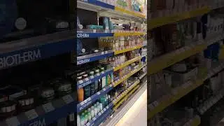 Ciaoooooo,anche in vacanza attirata dai negozi di cosmesi😍😍😍 comprerei di tutto,pazza di 