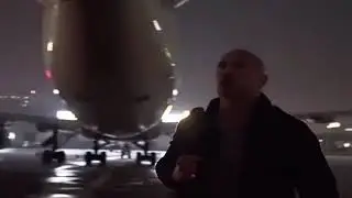 Скала Джонсон идет в самолет 10 часов