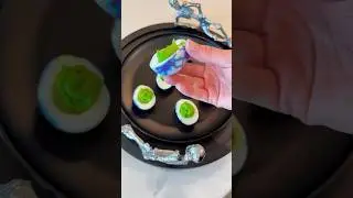 красим яйца на Хэллоуин