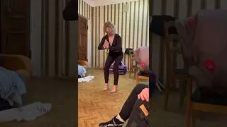 Когда в гримерке холодно, согреваемся как можем😂😂😂 