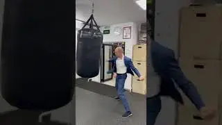 Даже расстёгивая пуговицу на пиджаке, можно зарядить руку для быстрого выстрела! 😁