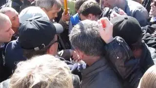 Бесплатная раздача российских флагов. Донецк 23.03.14