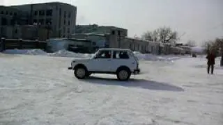 Lada NIVA rotation (КИЕВ 7.02.2010 НИВА 