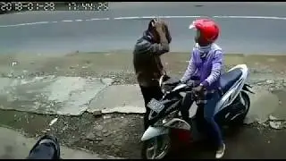 Coba bohonggi pacarnya dengan pura pura pingsan, tapi apa yang di dapat???