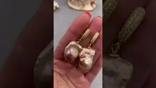 Rare gold and violet baroque pearls earrings. #baroquepearls #artisanjewelry #handmadeearring