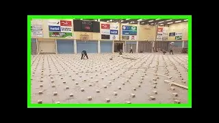 Skipt um gólf í íþróttahúsinu