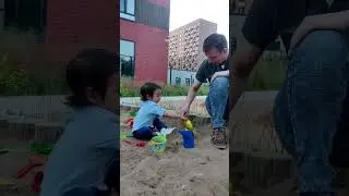 Папа играет с Оливкой в песочнице