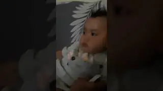 logan controlando el control de pequeño