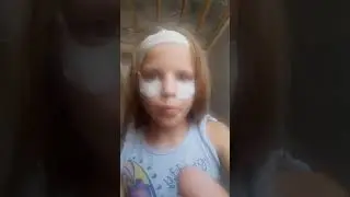Веселая. Улыбнитесь. Маска на лицо.