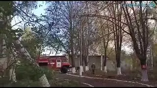 При ликвидации последствий обстрела в Ясиноватой, пожарным приходится работать под обстрелом.