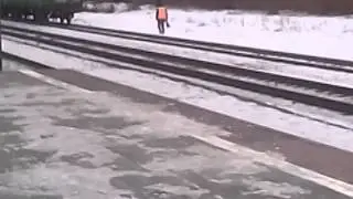 Мужику все пофигу (просто пьян)