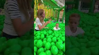 😱 TRAMBULINĂ cu BILUȚE în mall 😵 OMG Incredible ending in mall 
