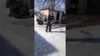 бензопила в помощь лому боремся со льдом.