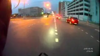 Скутер, встрял в пробке, опасный маневр. Scooter, jamming, close call