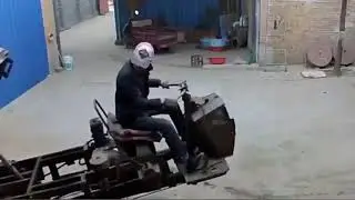 你要感謝它提前掉了 三轮车车轱辘掉了
