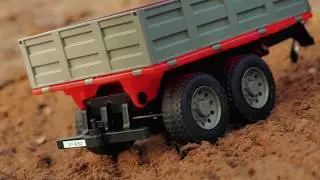 Traktor FENDT VARIO s funkční kropící cisternou, funkčním čelním nakladačem a se sklápěcím valníkem