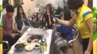 ПРИКОЛ))) Как китаянка разливает русскую водку!