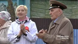 Перед домом ветерана войны Михаила Тихонова с праздничным концертом выступила агитбригада