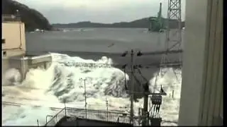 цунами смывает автомобили.flv
