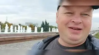 Парк победы , триумфальные ворота , ем с птицами