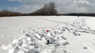 Рыбалка со льда в начале весны.