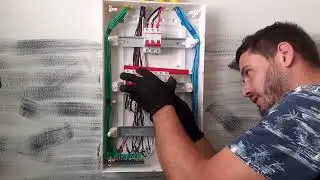 INSTALAÇÃO DE UM QUADRO DISTRIBUIÇÃO TRIFASICO