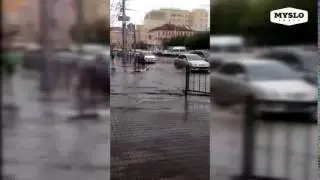 Коммунальщики поливают асфальт после дождя. Эту Тулу не победить.