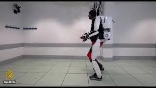 A completely paralyzed man was able to walk 145 meters and move his arms thanks to an exoskeleton cr