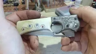 Рукоять из кости , всечка серебряной проволоки.