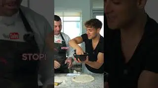 Who invited the pineapple? 🍍🚫 Anyway, this is the real Italian way to make pizza at home #shorts