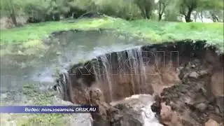 На дамбе в Старом городе образовался разлом из за потока канализационный вод с фекальной станции 1