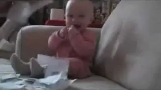 Beba se smeje papiru - Smeh do suza