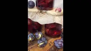 Маринованная слива с чесноком